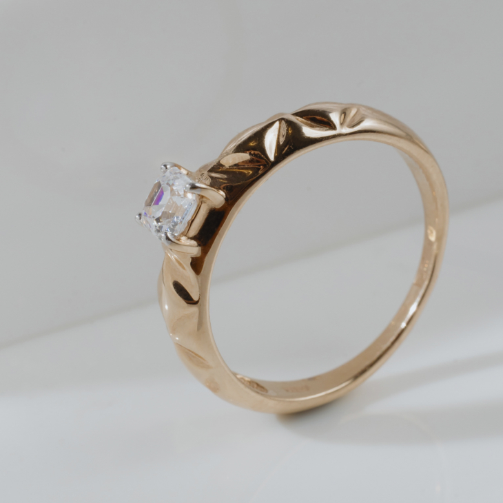 Кольцо из золота с фианитами SWAROVSKI арт. 81010266